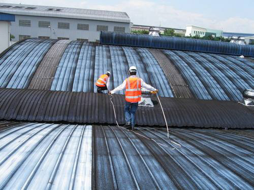 Thợ lợp mái tôn tại công trình